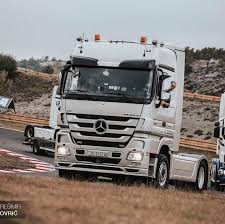 سائقو شاحنات نقل المثقلات يعتصمون احتجاجا على شروط الأمن