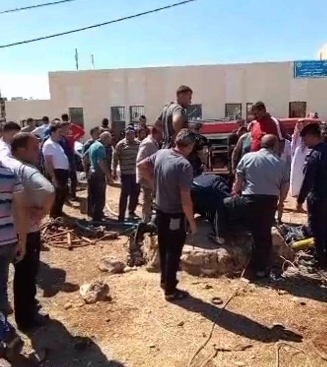 أحد أفراد الجيش العربي ينقذ اثنين اختنقا في بئر ماء في قرية حور باربد