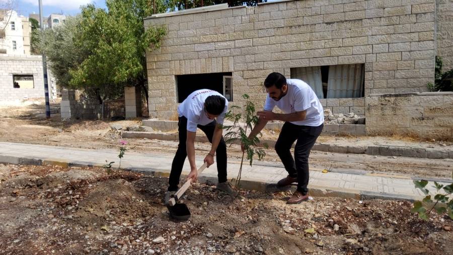 بلدية السلط و كاريتاس السلط تطلقان مبادرة لزراعة الأشجار في حديقة البقيع التابعة للبلدية... صور