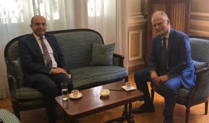 العضايلة ونظيره اليوناني يبحثان العلاقات الثنائية