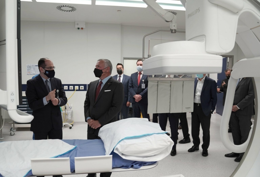 King visits Abdali Hospital, reaffirms good standing of medical sector