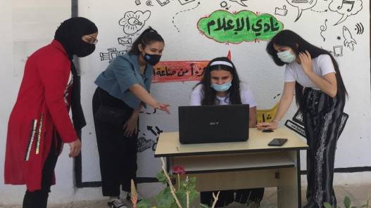 400 من طلبة الصفين التاسع والعاشر استفادوا من برنامج يحارب الأخبار الخاطئة والمضللة