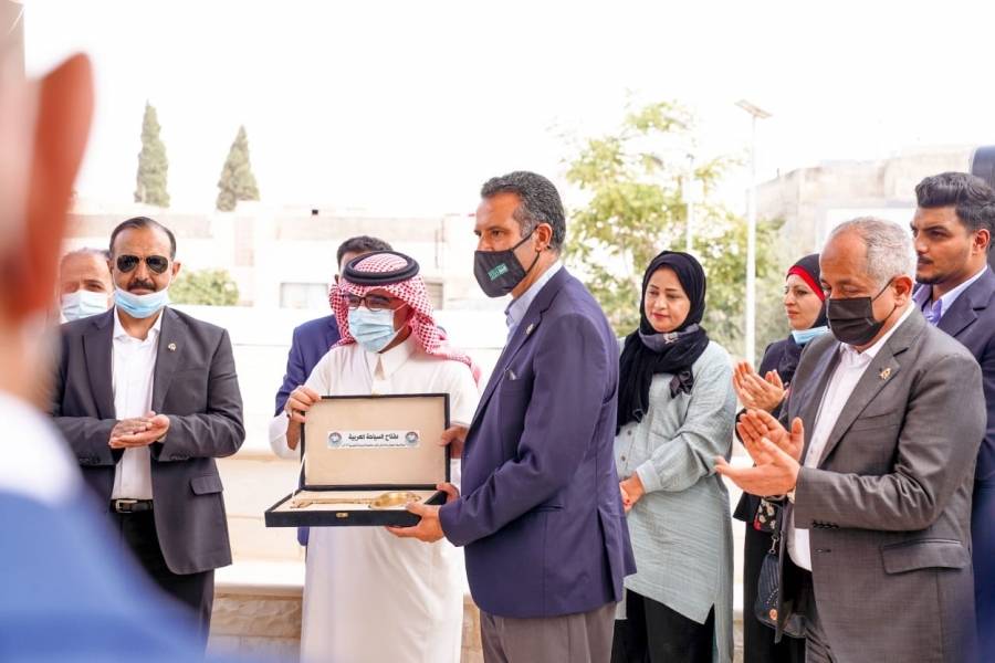 مندوباً عن ولي العهد وزير السياحة يتسلم مفتاح السياحة العربية لعام 2022 بمحافظة مأدبا