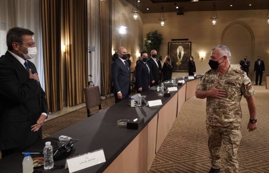 الملك يلتقي إعلاميين