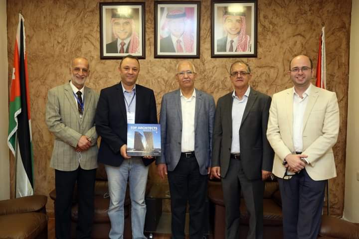 سمارة يدشن كتاب World ArchStudent خلال معرض الكتاب الدولي