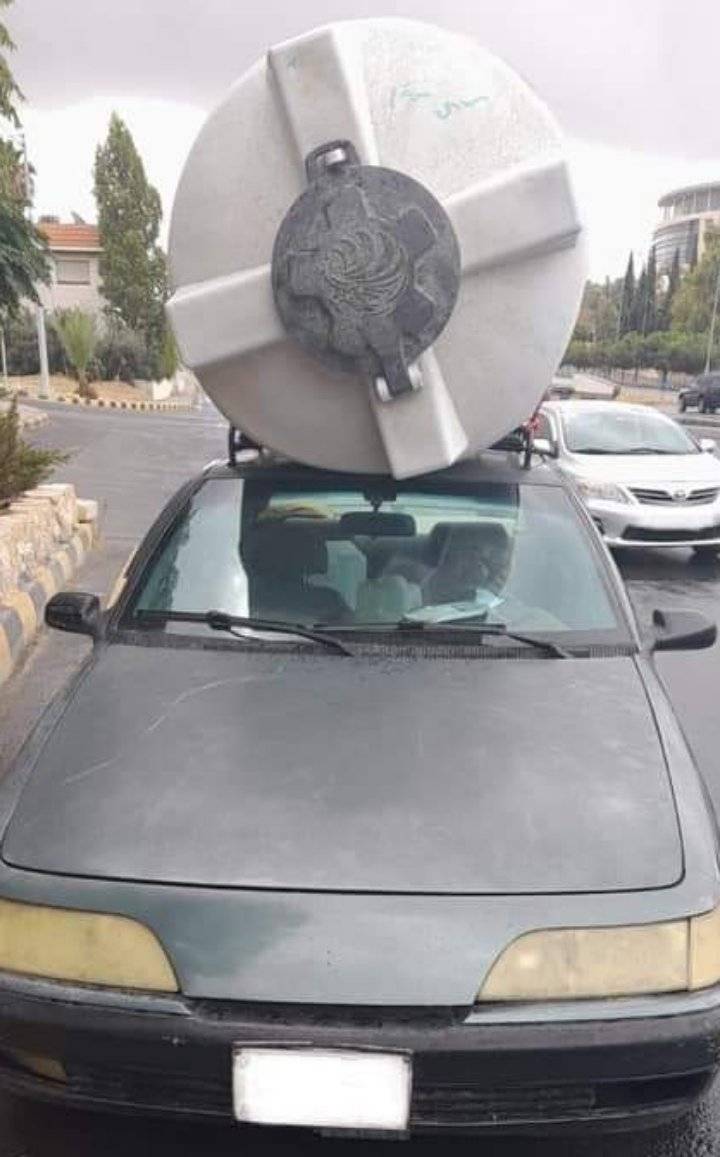 ضبط مركبة صغيرة تحمل خزان ماء سعة مترين . صور