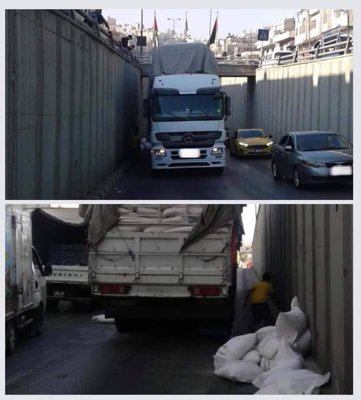 تنويه من ادارة السير سقوط حموله شاحنه داخل نفق السكافي