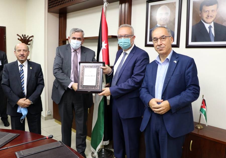 مستشفى الجامعة الأردنية تُكرّم الدكتور مساد