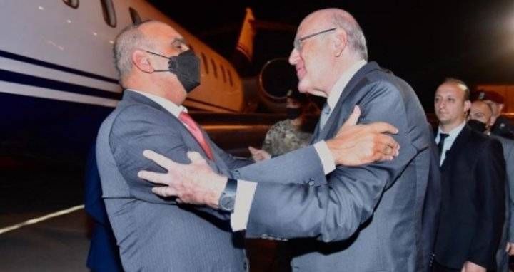 ميقاتي يستقبل الخصاونة والوفد الوزاري المرافق في مطار بيروت