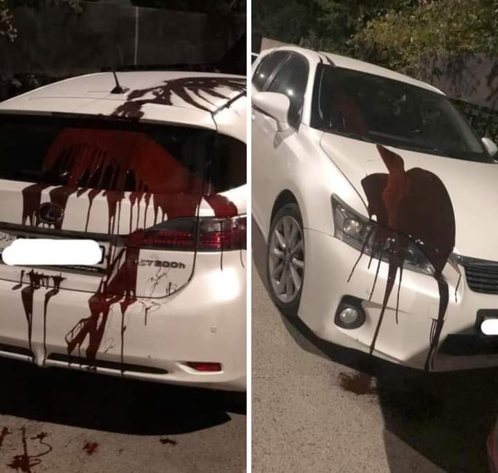 نشطاء مواقع التواصل الاجتماعي يتداولون صورًا لمركبة تعرضت لرش الدهان عليها