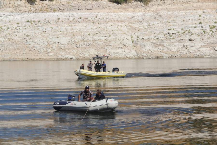 جهود مضنية من قبل الفرق المتخصصة في العثور على جثة الشاب الغريق في سد الملك طلال