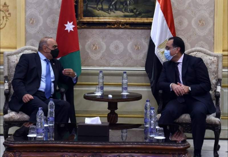 رئيس الوزراء يجري مباحثات في القاهرة مع نظيره المصري