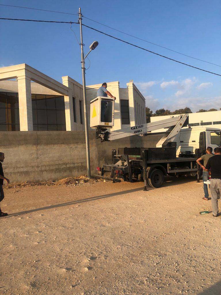 امانة عمان الكبرى  تستجيب لنيروز في تركيب وحدات انارة على الطريق المؤدي لديوان قبيلة بني صخر