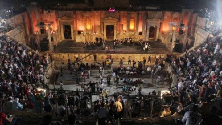 شاعر يلغي أمسيته في جرش بسبب عدم وجود مايك وطاولة وكرسي