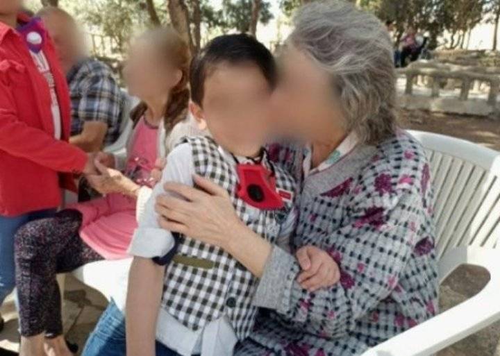 أطفال مؤسسة الحسين يحتفلون بيوم كبار السن في بيت العناية الانسانية