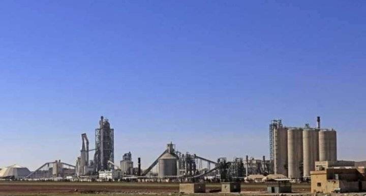 عاملو إسمنت الرشادية يواصلون إضرابهم