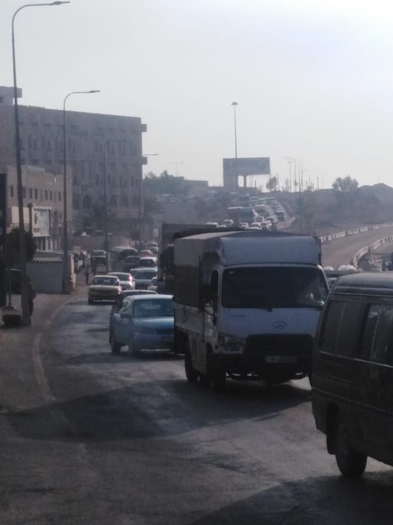 ويلات الازدحام والتحويلات، على اتوستراد عمان الزرقاء متى تنتهي؟... صور