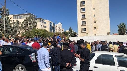 بالصور .. سائقو سيارات التطبيقات الذكية يعتصمون أمام وزارة النقل