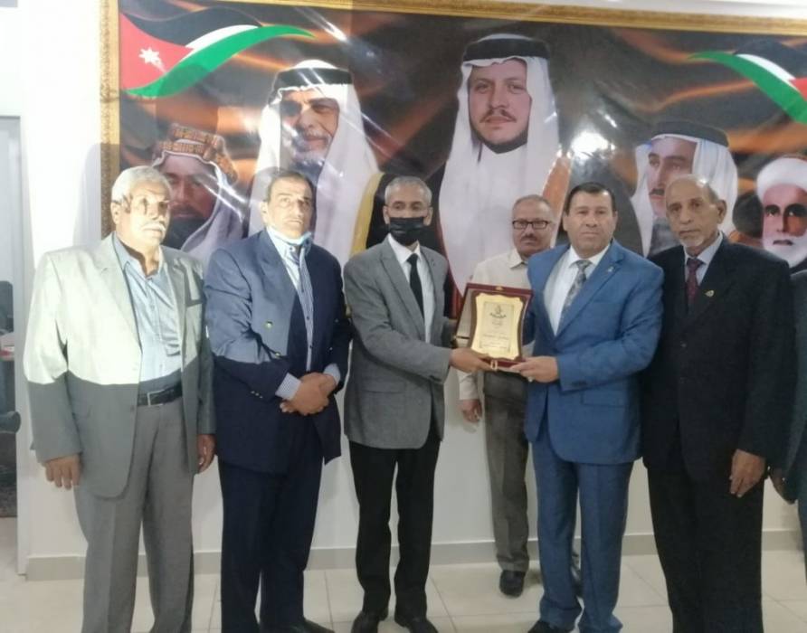 محافظ المفرق سلمان النجادا يزور تجمع المتقاعدين العسكريين  محافظة المفرق.