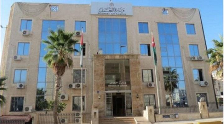 الحكومة تنشر مسودة معدل لقانون تنظيم العمل المهني