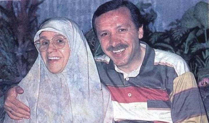 أردوغان ينشر صورة قديمة تجمعه بوالدته في ذكرى وفاتها