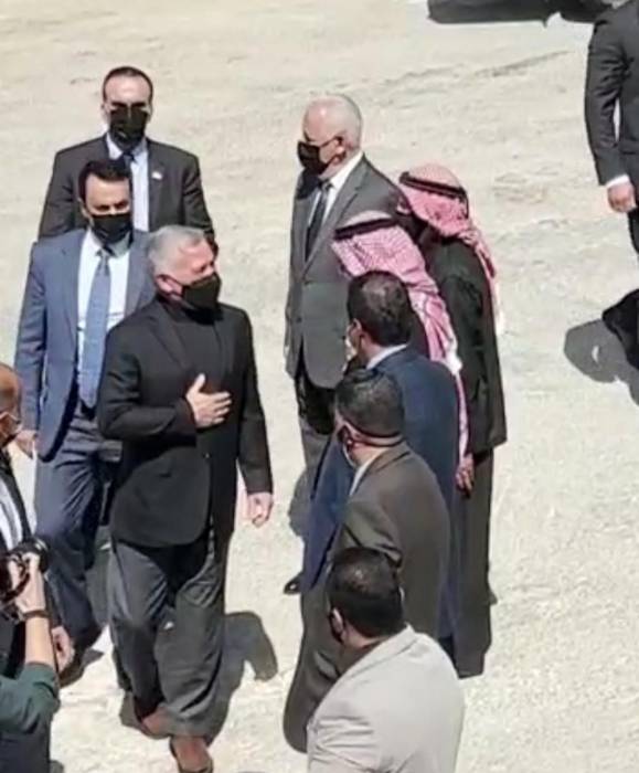 جلالة الملك يلتقي عدداً من المتقاعدين العسكريين بمنزل اللواء المتقاعد خالد الكريميين (فيديو)