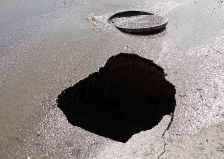 هبوط طريق يتسبب بكسر خط ناقل للصرف الصحي في حوارة