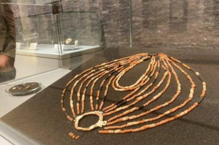 عقد لطفلة من العصر الحجري عمره 9000 عام يعرض في متحف بترا .. صورة