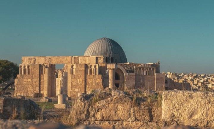 الاجواء حارةً الاثنين