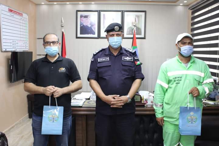 العميد المواجدة:يكرّم مواطنين لأمانتهما _ صور