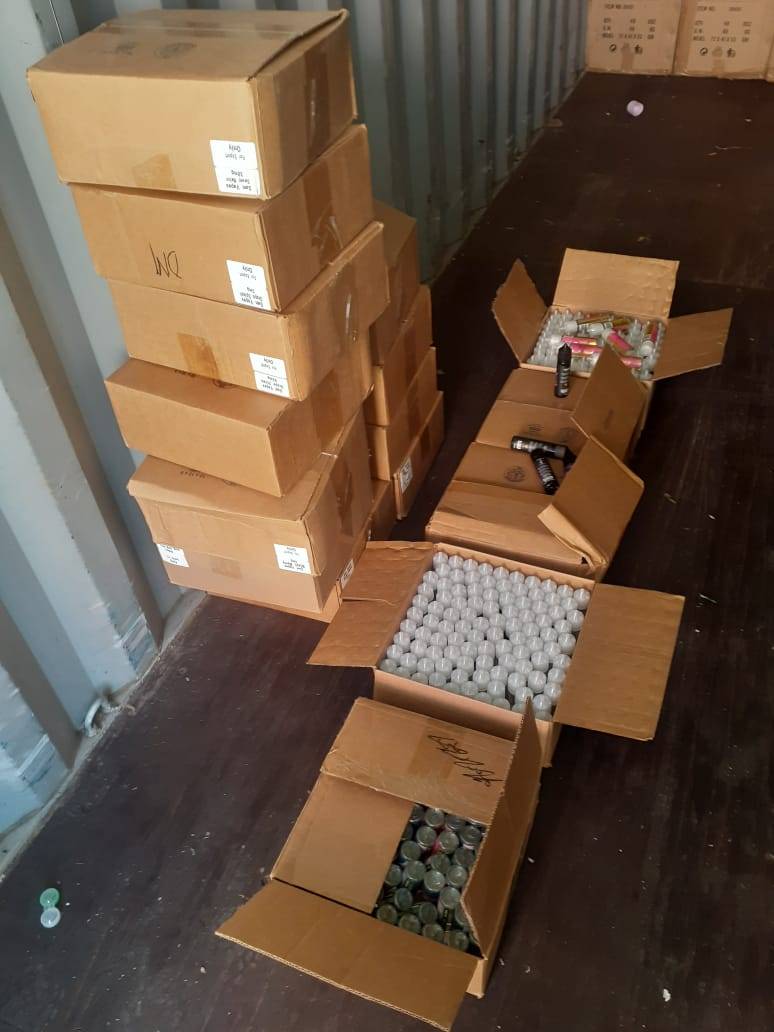 الجمارك تحبط تهريب نكهات سجائر الكترونية...صور