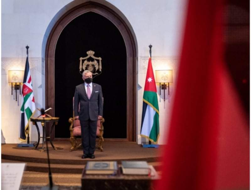 الملك يستقبل الوزراء المستقيلين ويشكرهم على جهودهم