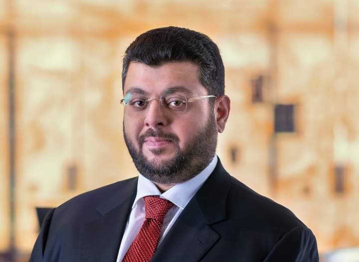 رجل الأعمال حسن إسميك يتكفل بنفقة عدد من طلبة الجامعة الخريجين