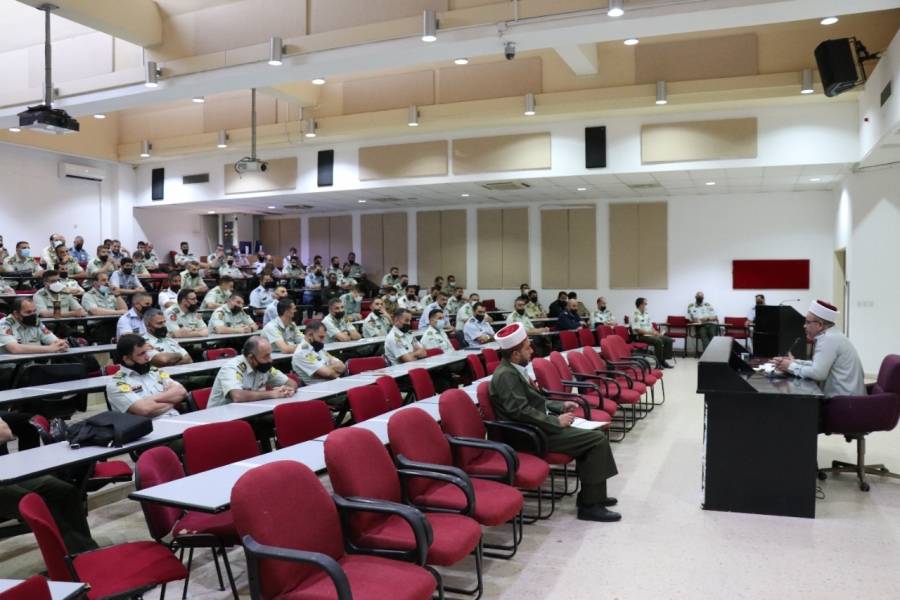 مفتي القوات المسلحة الأردنية يحاضر في كلية القيادة والأركان الملكية الأردنية