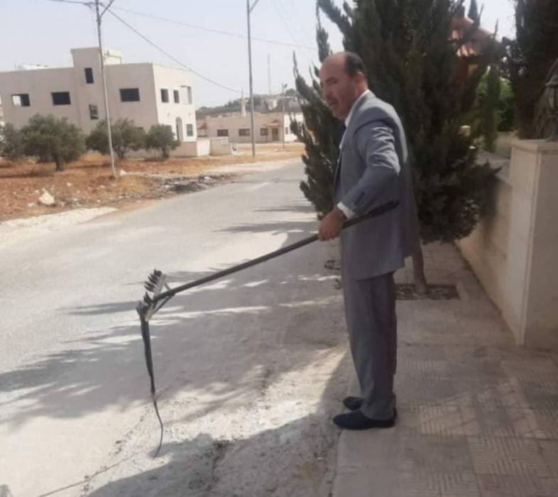 مواطن يقتل حنيشًا داخل سور   منزل جاره بمحافظة اربد ...صور