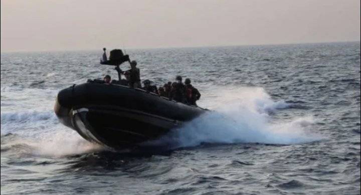 القوة البحرية والزوارق الملكية تنفذ تمرين مكافحة القرصنة