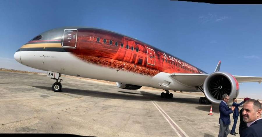 الفنادق الاردنية  تشارك حفل تدشين طائرة للملكية الاردنية تم تزيينها بصورة البترا