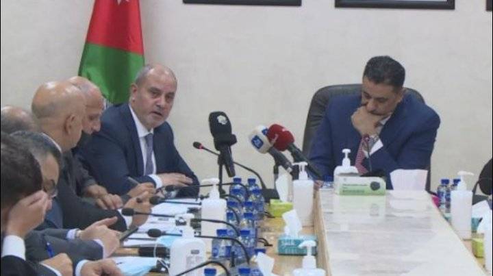 الشمالي: الدكاكين ومحال الألبسة والحلويات والمخابز غير مشمولة بشرط سند اخضر