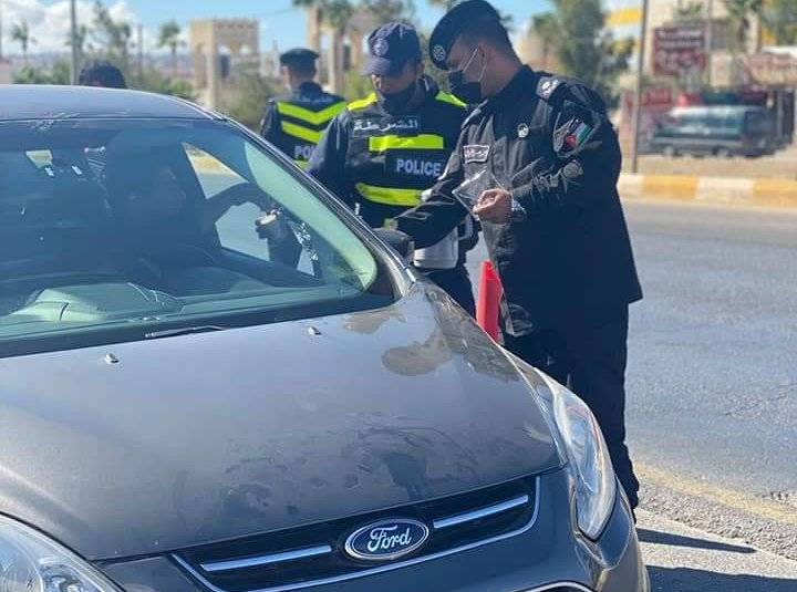 الدوريات الخارجية توزع الحلوى بذكرى المولد النبوي (صور)