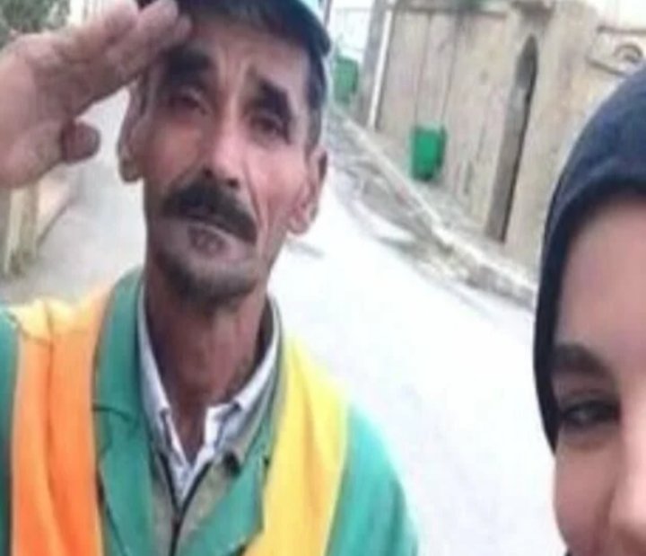 ما حقيقة صورة الطبيبة السورية مع والدها عامل النظافة المنتشرة على السوشيال؟