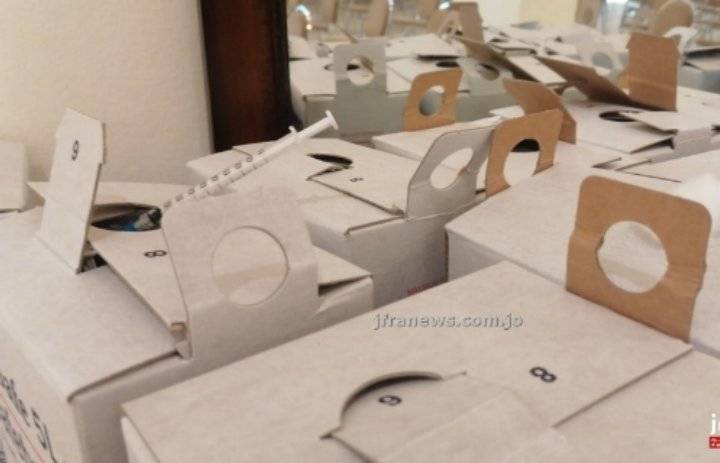 العثور على ابر مطعوم كورونا مستخدمة في قاعة عمان.. صور