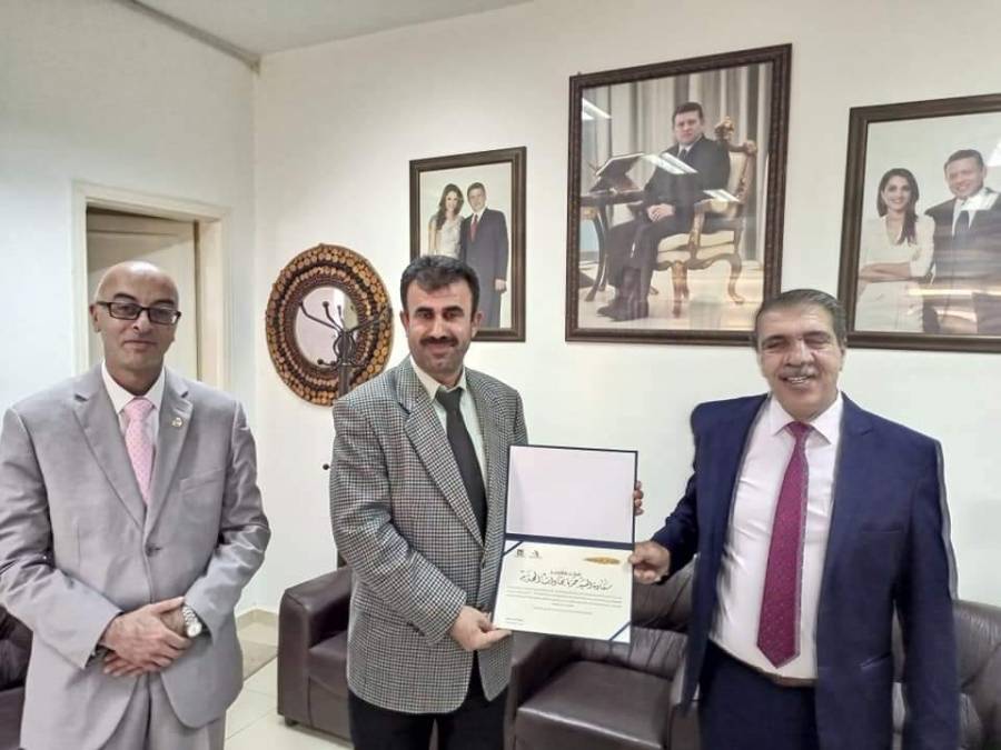 الاميرة بسمة بنت طلال تكرم التربوي حمزة نجادات بتربية بني عبيد