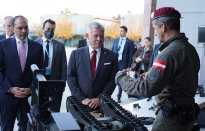 الملك يزور مقر شرطة المهام الخاصة النمساوية كوبرا ويتابع تمرينا تعبويا