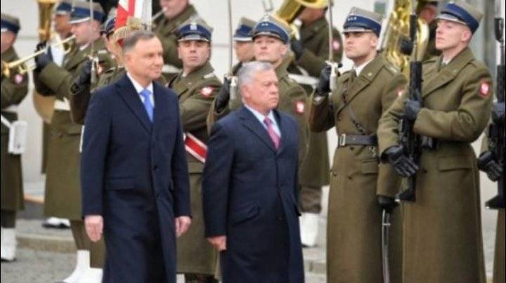 الملك يصل بولندا والرئيس البولندي في مقدمة مستقبليه