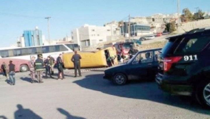 وفاة و8 إصابات بحادث تصادم بين باص مدرسة خاصة ومركبة على طريق زي