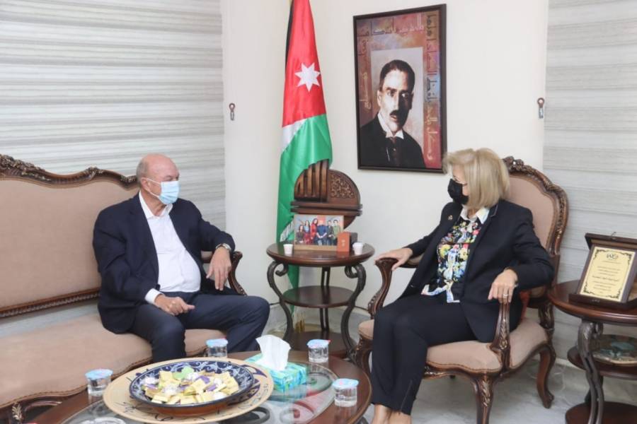 النجار تلتقي رئيس الوزراء الأسبق فيصل الفايز