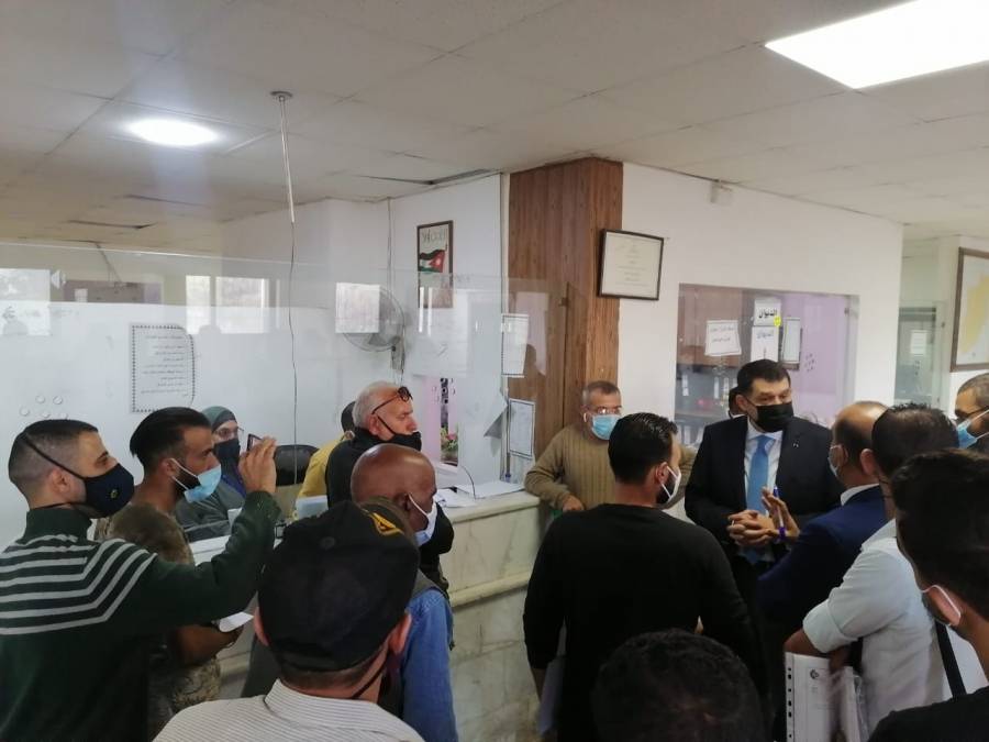 وزير العمل يتفقد مديريتي عمل وتشغيل عمان سحاب ويوجه بإنجاز معاملات المستثمرين والمراجعين دون تأخير