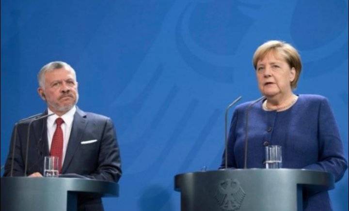 ميركل للملك: نؤيد حل الدولتين