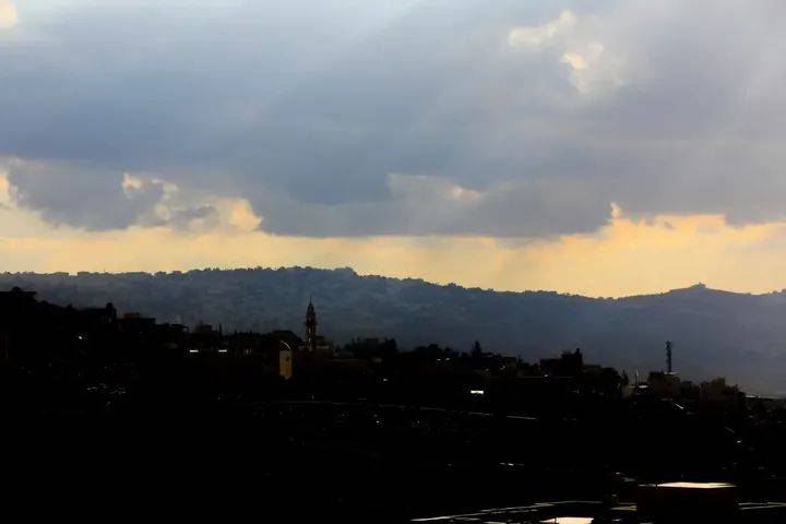 توقع زخات مطرية الجمعة والسبت