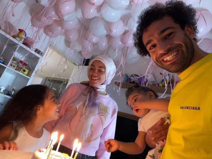 محمد صلاح يحتفل مع أسرته بعيد ميلاد ابنته مكة.. صور